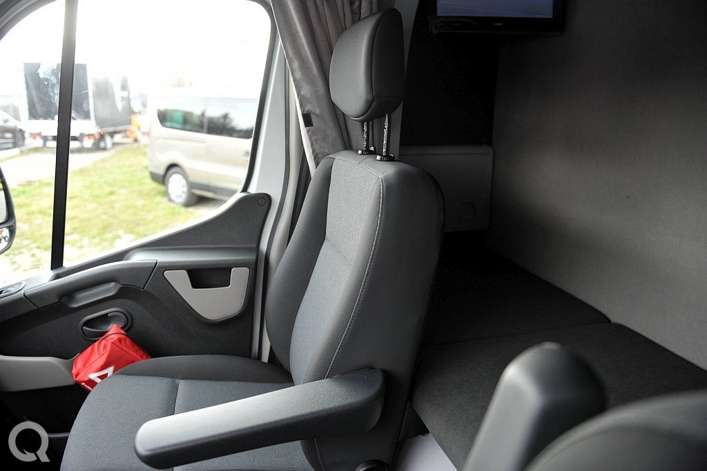 Renault Master dCi 170 w zabudowie na 8 palet z kabiną